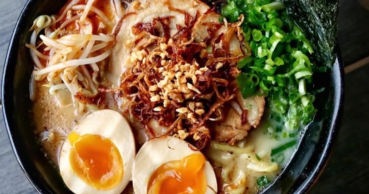 A Garlic Tonkotsu ramen bowl at Bakudan Ramen